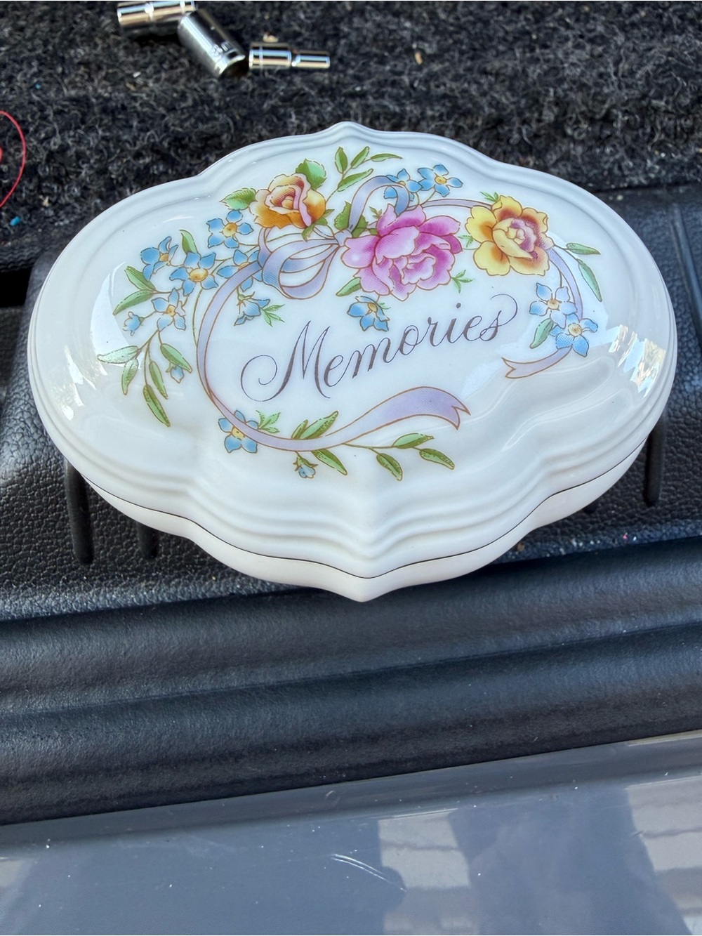 vintage Avon 1983 "Memories" Porcelain Music Box